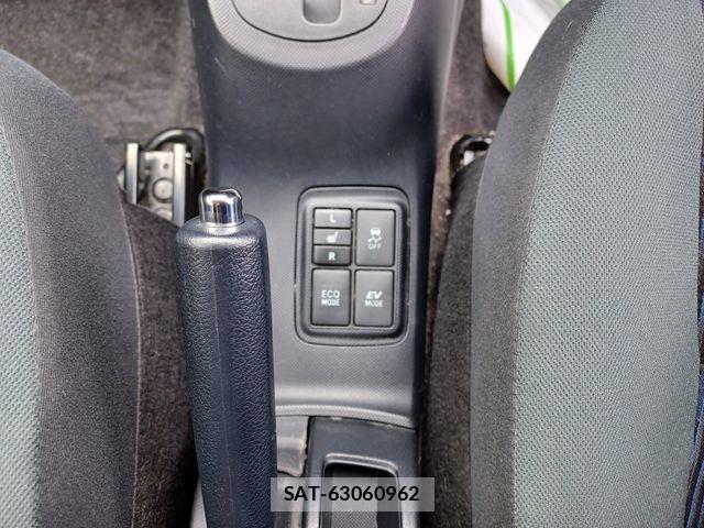 Toyota AQUA 2015-11 8878668-24