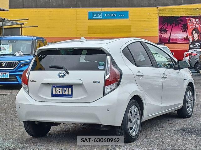 Toyota AQUA 2015-11 8878668-2