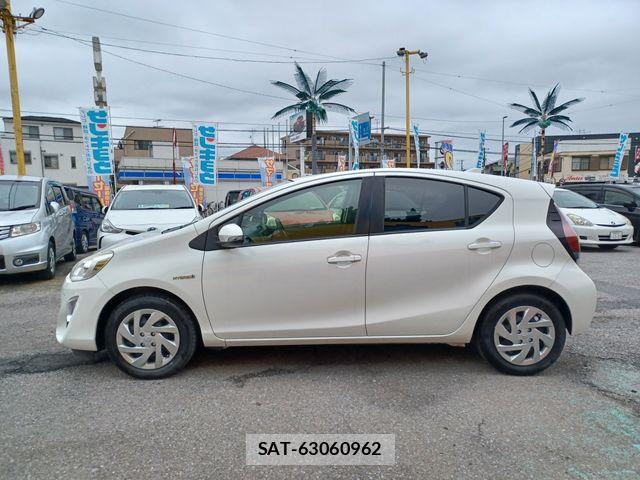 Toyota AQUA 2015-11 8878668-8