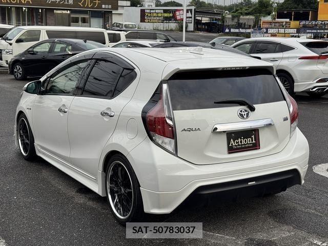 Toyota AQUA 2016-08 8878670-3
