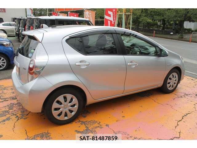 Toyota AQUA 2012-05 8878685-11