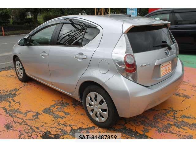 Toyota AQUA 2012-05 8878685-13