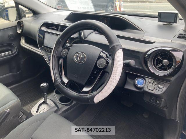 Toyota AQUA 2017-12 8878665-1