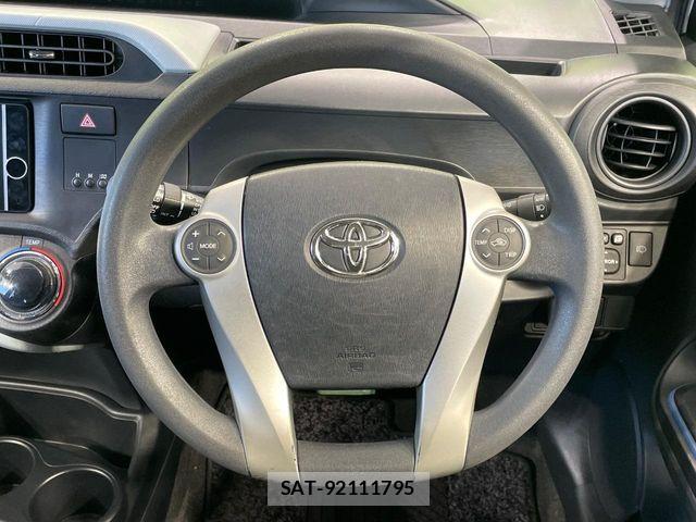 Toyota AQUA 2013-08 8878683-11