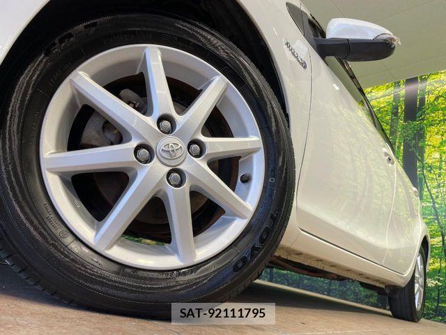 Toyota AQUA 2013-08 8878683-13