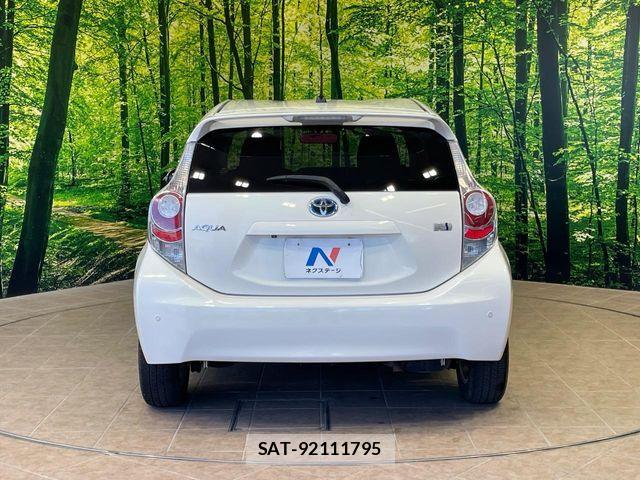 Toyota AQUA 2013-08 8878683-15