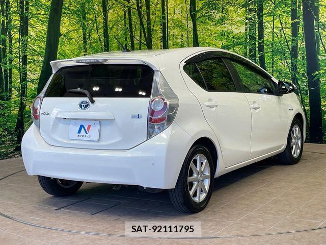 Toyota AQUA 2013-08 8878683-17