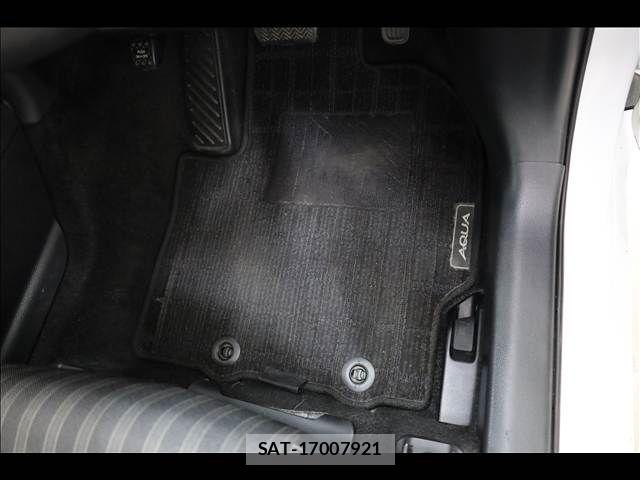 Toyota AQUA 2021-10 8878653-14