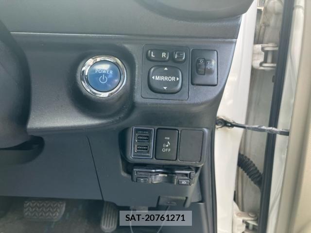 Toyota AQUA 2013-10 8878693-17