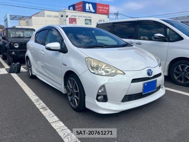 Toyota AQUA 2013-10 8878693-2