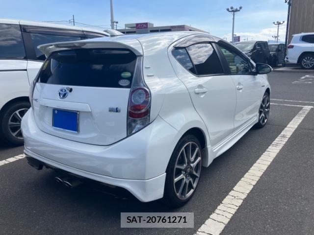 Toyota AQUA 2013-10 8878693-3