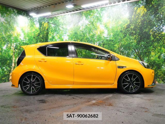 Toyota AQUA 2014-03 8878674-11