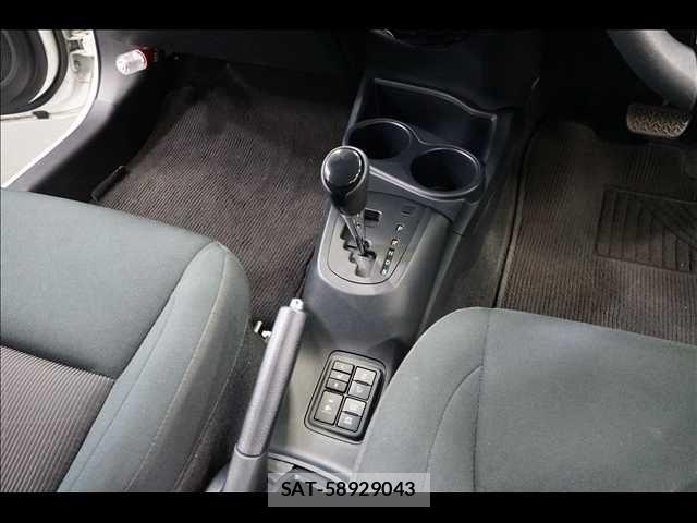 Toyota AQUA 2018-02 8878657-11
