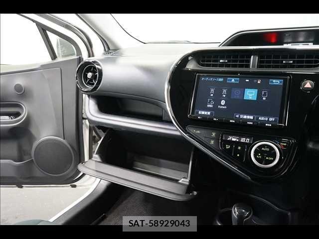Toyota AQUA 2018-02 8878657-12