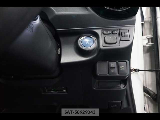 Toyota AQUA 2018-02 8878657-13