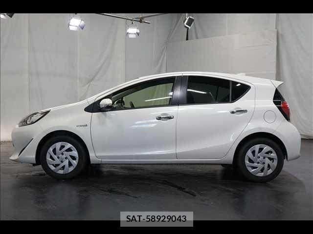 Toyota AQUA 2018-02 8878657-14