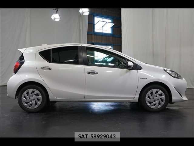 Toyota AQUA 2018-02 8878657-15