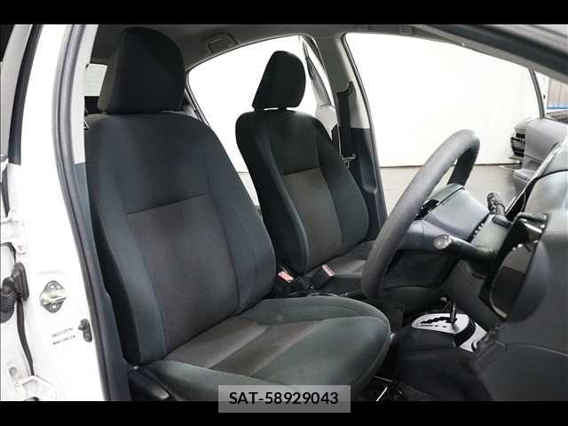 Toyota AQUA 2018-02 8878657-16