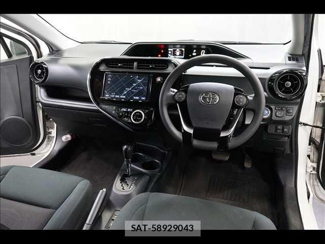 Toyota AQUA 2018-02 8878657-1