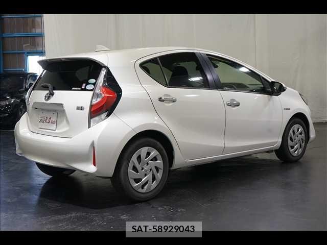 Toyota AQUA 2018-02 8878657-8
