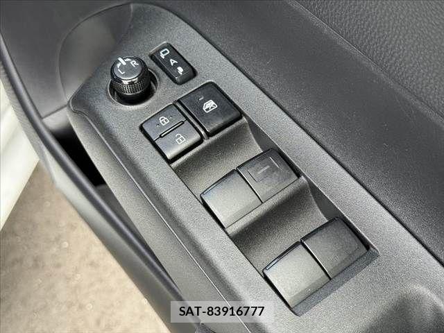 Toyota AQUA 2022-09 8878656-26