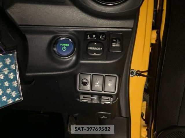 Toyota AQUA 2013-07 8878699-9