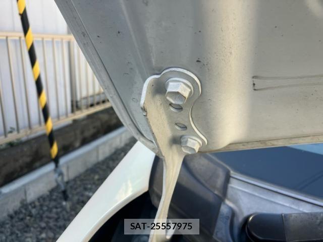 Toyota AQUA 2013-05 8883303-13