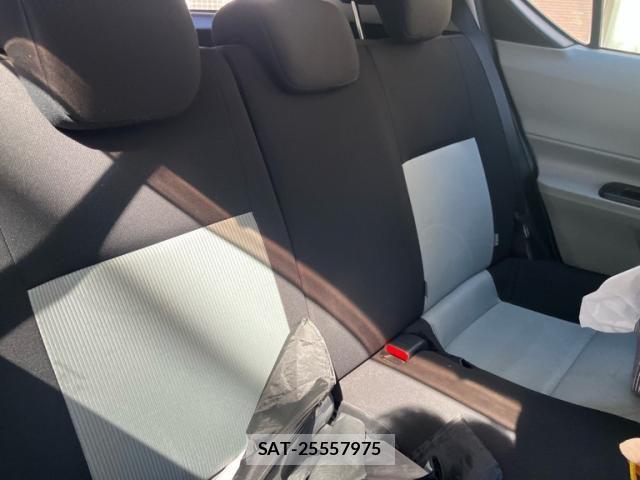 Toyota AQUA 2013-05 8883303-16