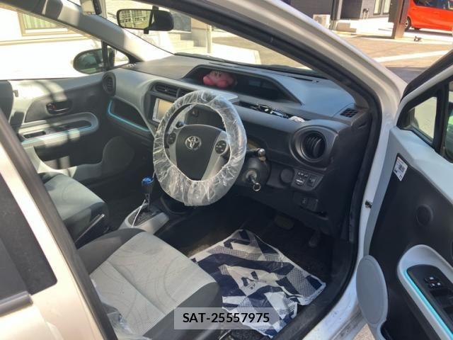 Toyota AQUA 2013-05 8883303-17