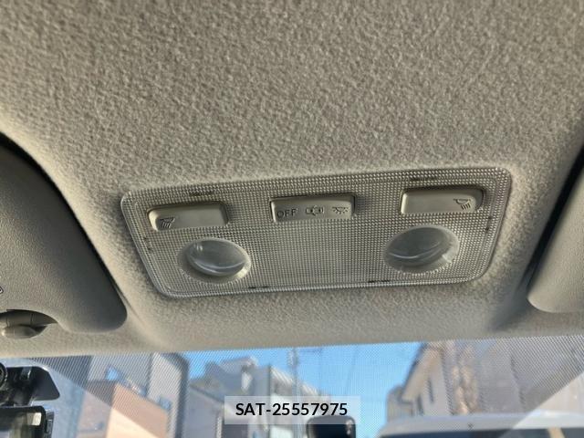 Toyota AQUA 2013-05 8883303-26