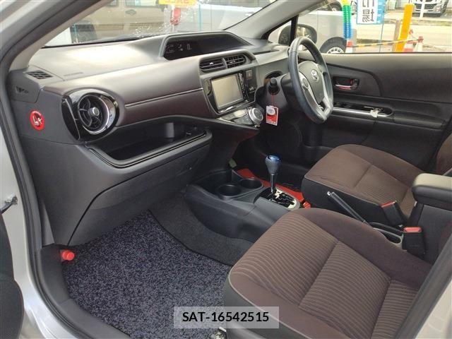 Toyota AQUA 2015-10 8883291-11