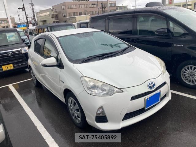 Toyota AQUA 2013-06 8883300-1