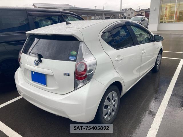 Toyota AQUA 2013-06 8883300-2