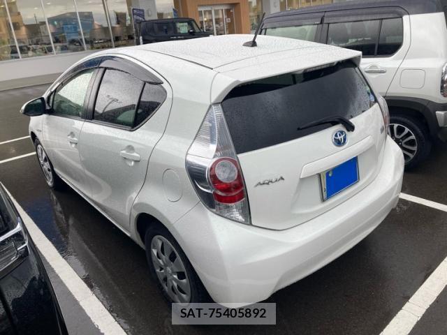 Toyota AQUA 2013-06 8883300-3