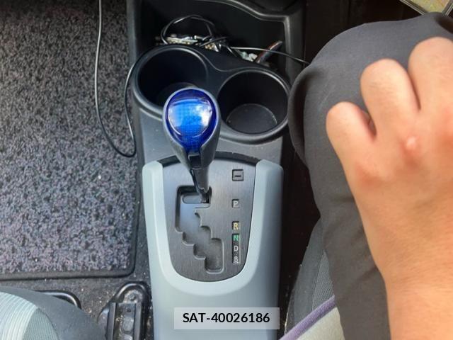 Toyota AQUA 2013-01 8883301-15