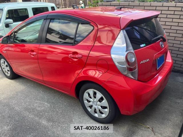 Toyota AQUA 2013-01 8883301-2