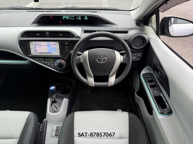 Toyota AQUA 2012-05 8883296-13