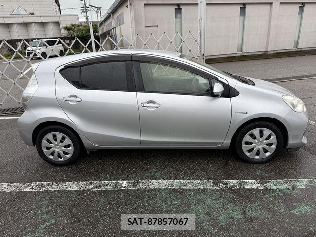 Toyota AQUA 2012-05 8883296-3