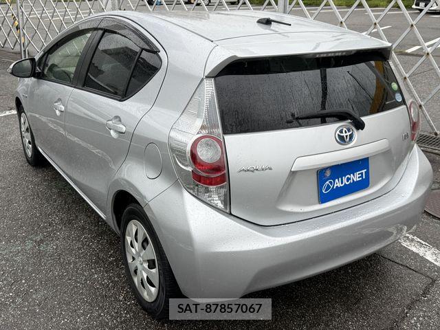 Toyota AQUA 2012-05 8883296-6
