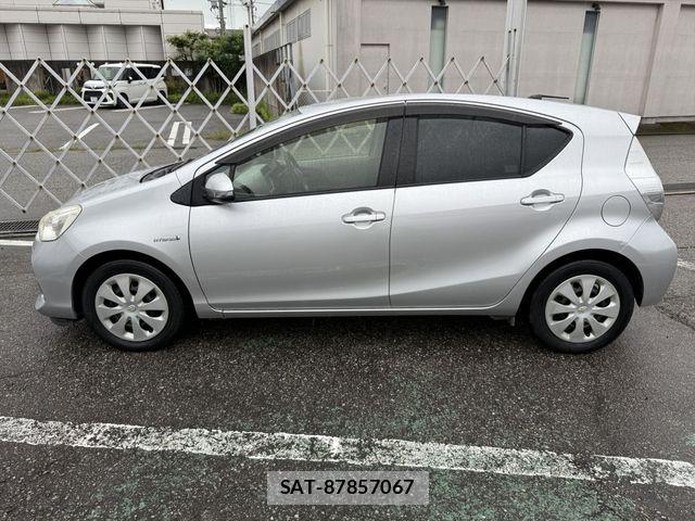 Toyota AQUA 2012-05 8883296-7