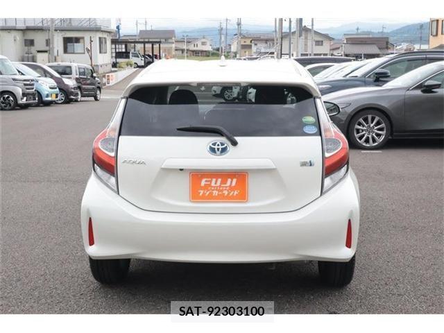 Toyota AQUA 2018-05 8883286-16