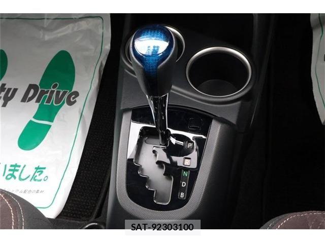 Toyota AQUA 2018-05 8883286-21