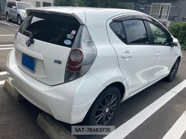 Toyota AQUA 2012-02 8883302-3