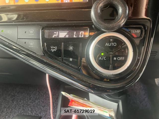 Toyota AQUA 2017-10 8883293-25