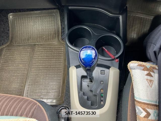 Toyota AQUA 2012-10 8883298-17