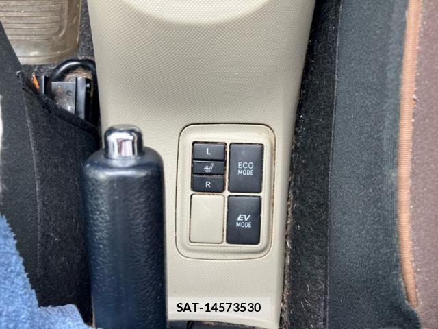 Toyota AQUA 2012-10 8883298-18