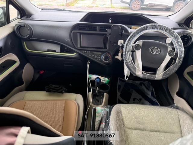 Toyota AQUA 2012-06 8883297-18