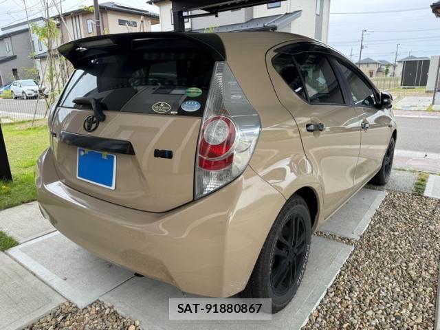Toyota AQUA 2012-06 8883297-3
