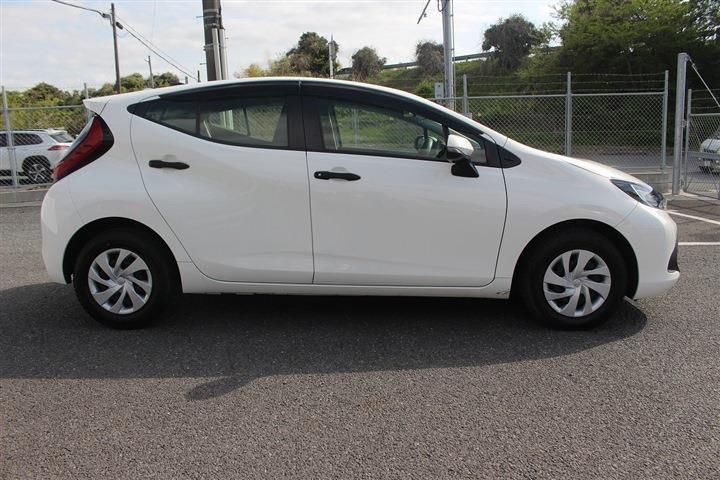 Toyota AQUA 2023 6359782-7