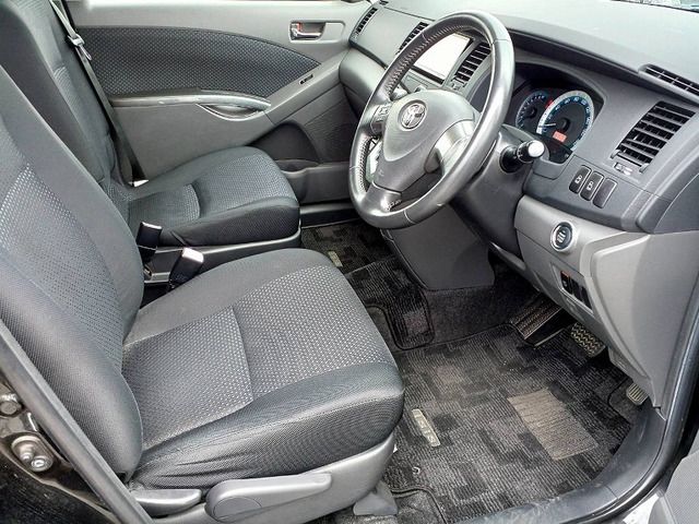 Toyota ISIS 2010 6361110-10